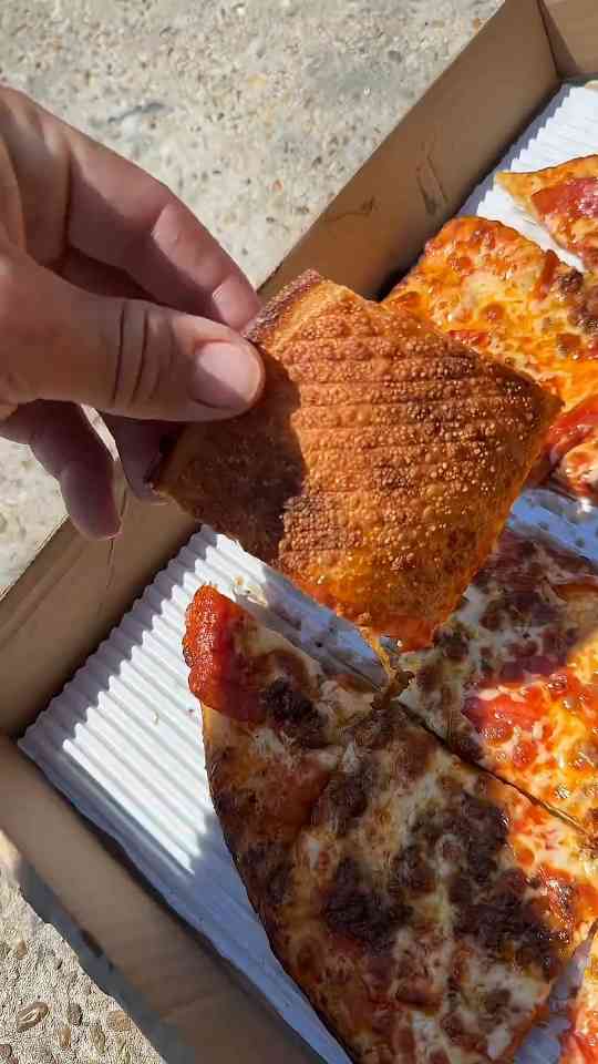 Thin crust vs hand tossed pizza at Zollos, which one wins