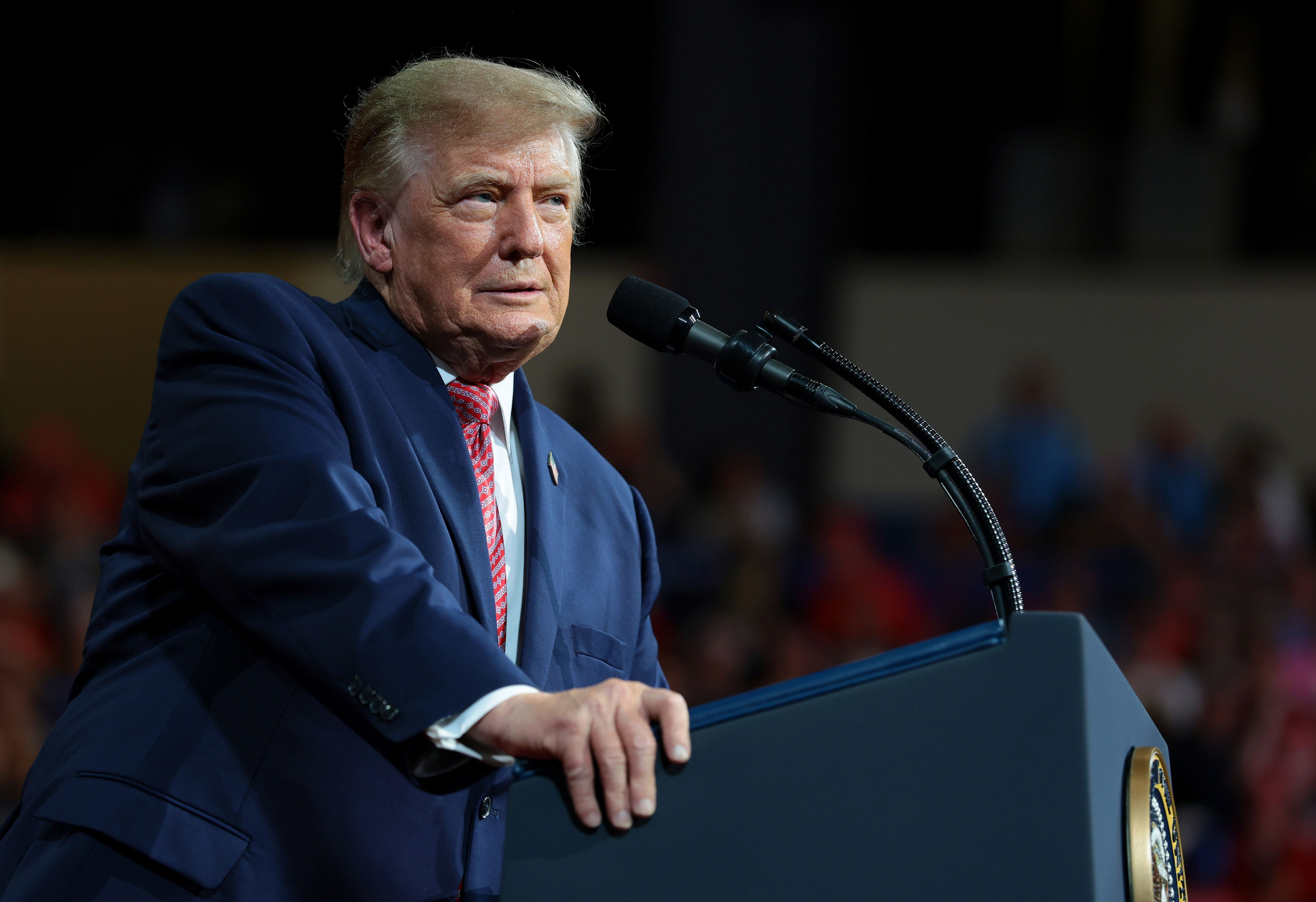 Trump immediately interrupted by several 'idiot' protesters in Kansas