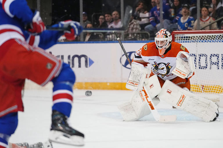 Rangers beat the Ducks 5-2 to improve to 6-0-0 at home to start the season