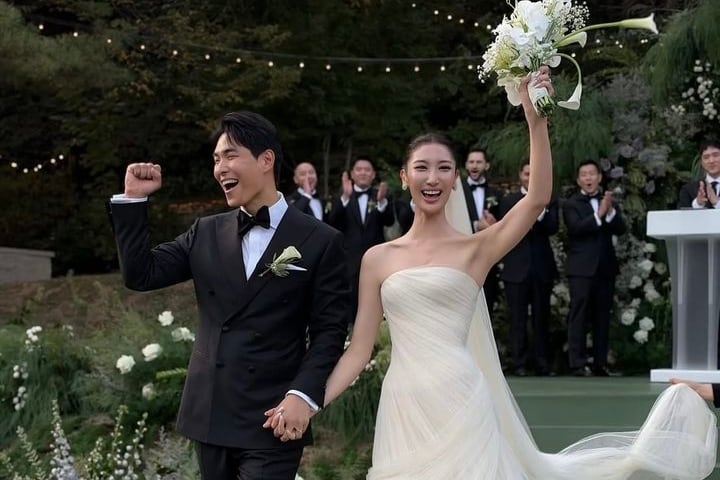 EJAE weds at grandfather Shin Young-kyun's former Seoul home