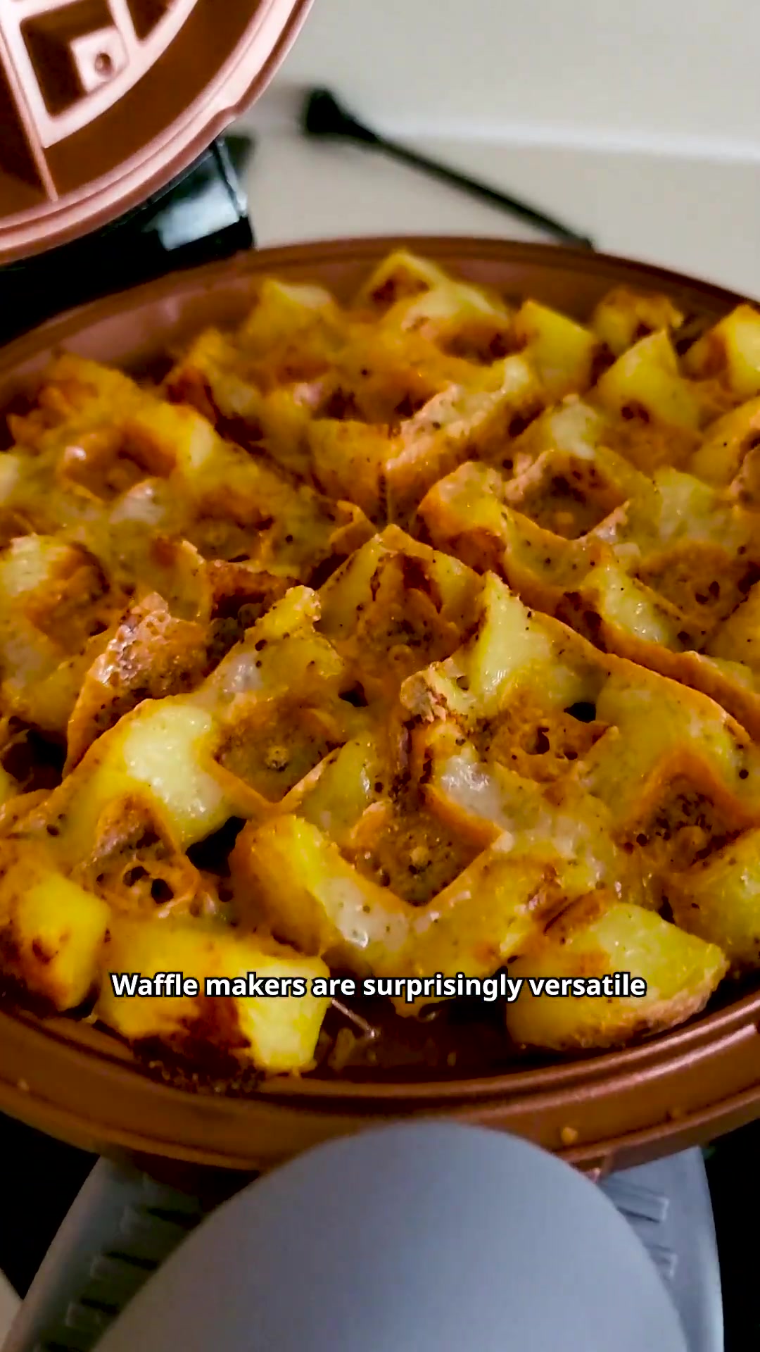 Crispy potato waffles in the waffle maker: Easy & cheesy recipe!
