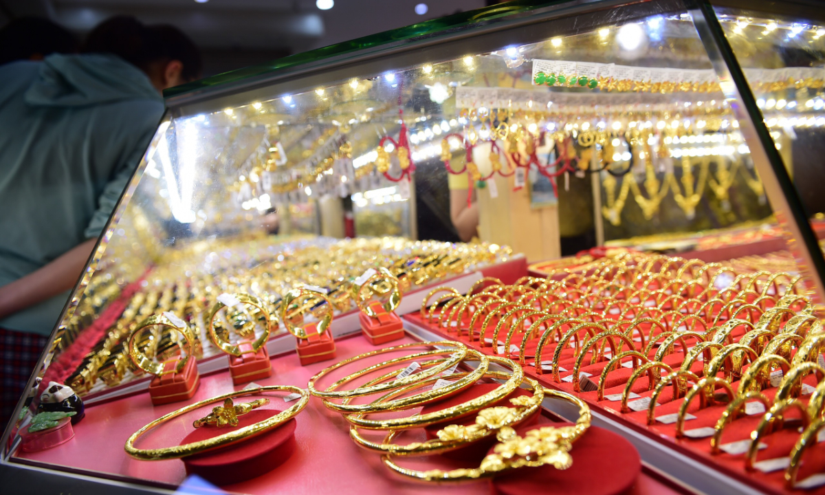 Gold prices dip to 10-week low