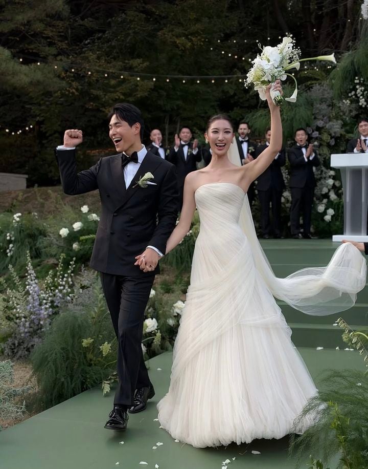 EJAE marries at grandfather Shin Young-kyun's former residence in ...