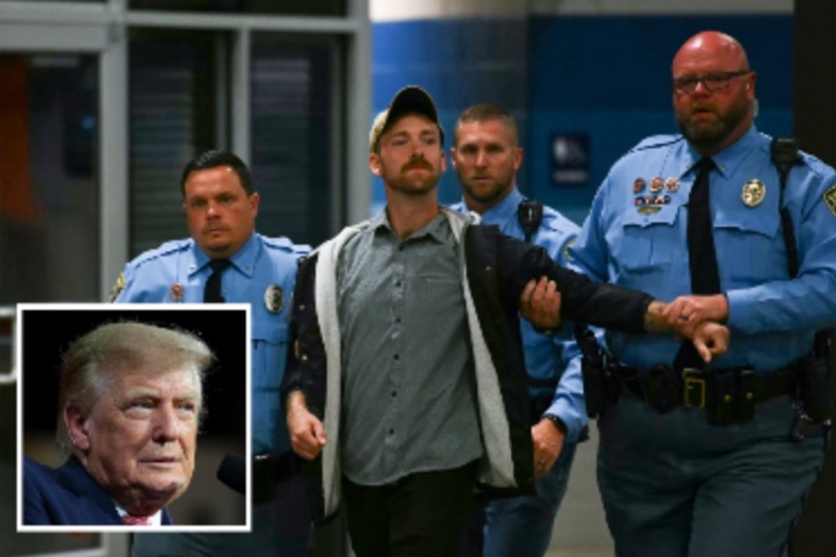 Trump immediately interrupted by several 'idiot' protesters in Kansas