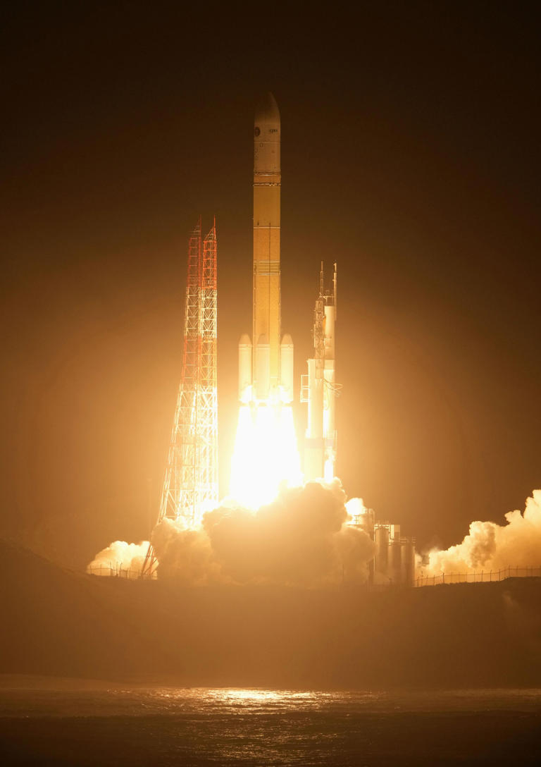Japan launches spacecraft to mysterious moons of Mars in a bold mission ...