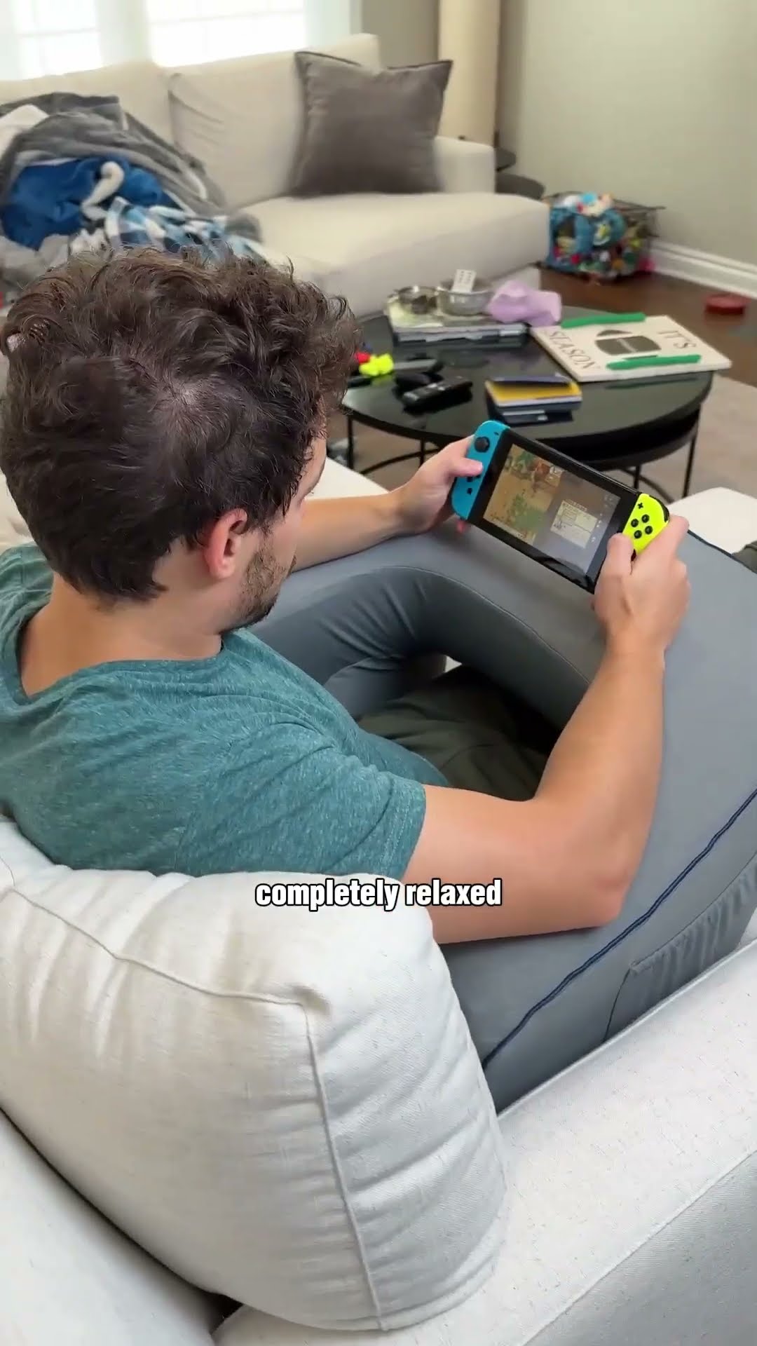 This pillow supports your arms while you relax 🤯