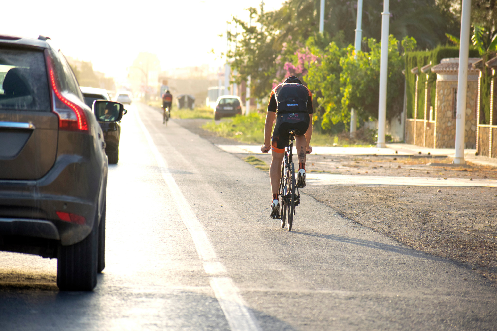 Mittelfinger, Voll­bremsung, Fahrer­flucht: Streit zwischen Renn­velo ...