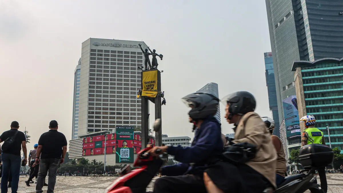 Bentangkan spanduk raksasa di Bundaran HI, enam aktivis Greenpeace ...