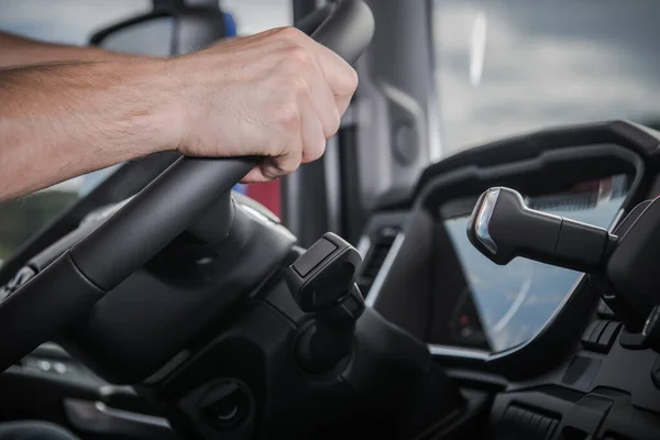 Box truck driver suffers medical emergency behind wheel — then crashes ...