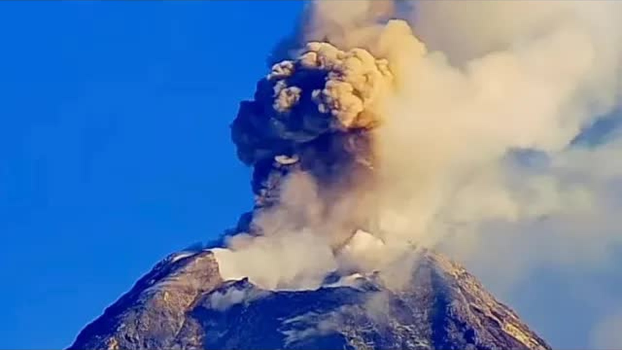 Timelapse of Mayon Volcano's dawn activity on September 19, 2026