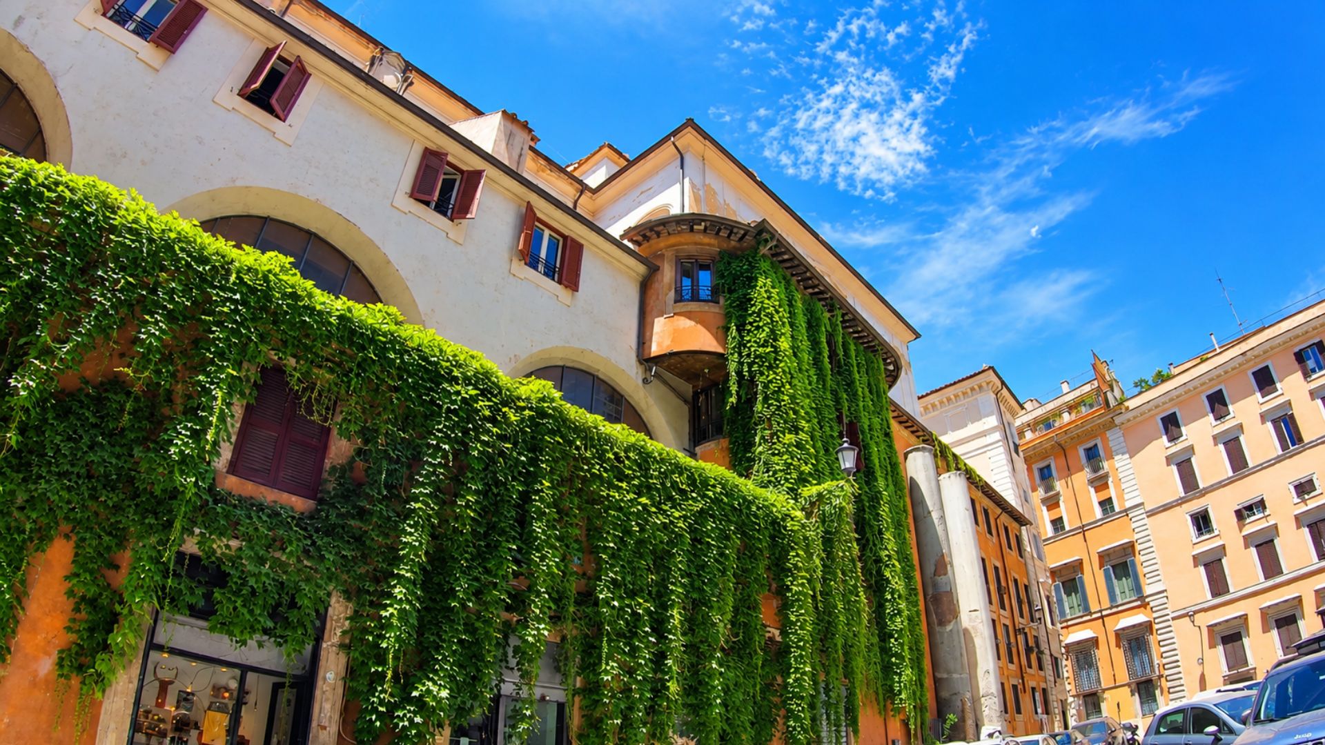 Where green vines climb the historic buildings of Rome (4K)