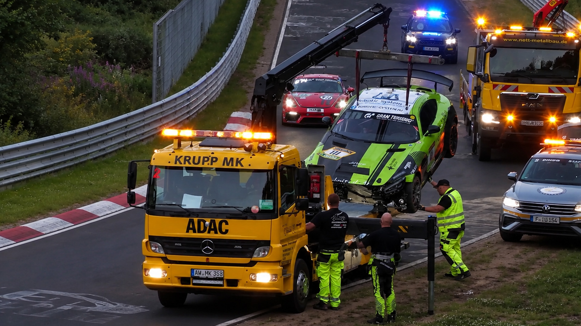 Mercedes AMG GT4 gira antes de chocar en Nürburgring