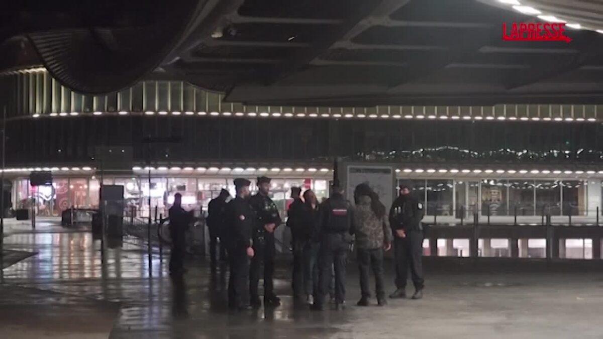 Francia, strade deserte a Parigi dopo il coprifuoco imposto dalla polizia