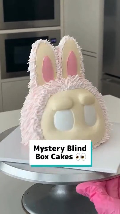 S07E19 - Giant Labubu cake