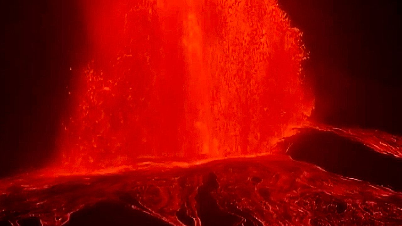 Hawaï : le volcan Kilauea projette de la lave à 220 mètres de hauteur