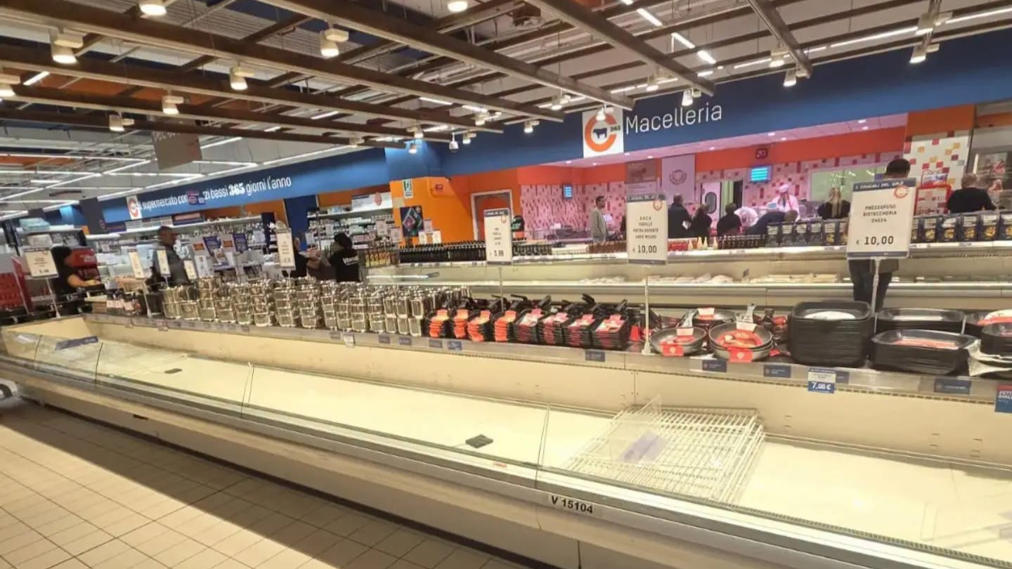 Scaffali vuoti nei supermercati in tutta Napoli: fino a quando e cosa succederà