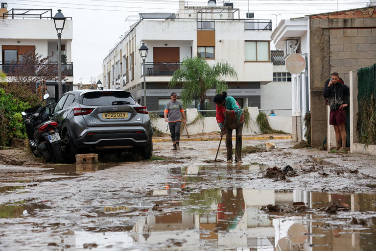 Spanish floods: Orange alerts remain as Storm Adam death toll hits 5
