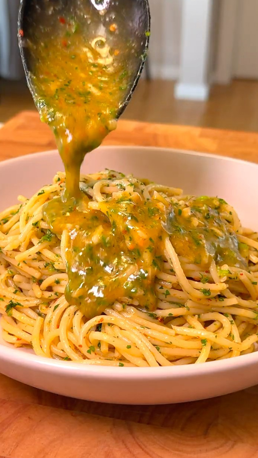 Classic spaghetti aglio e olio made in minutes