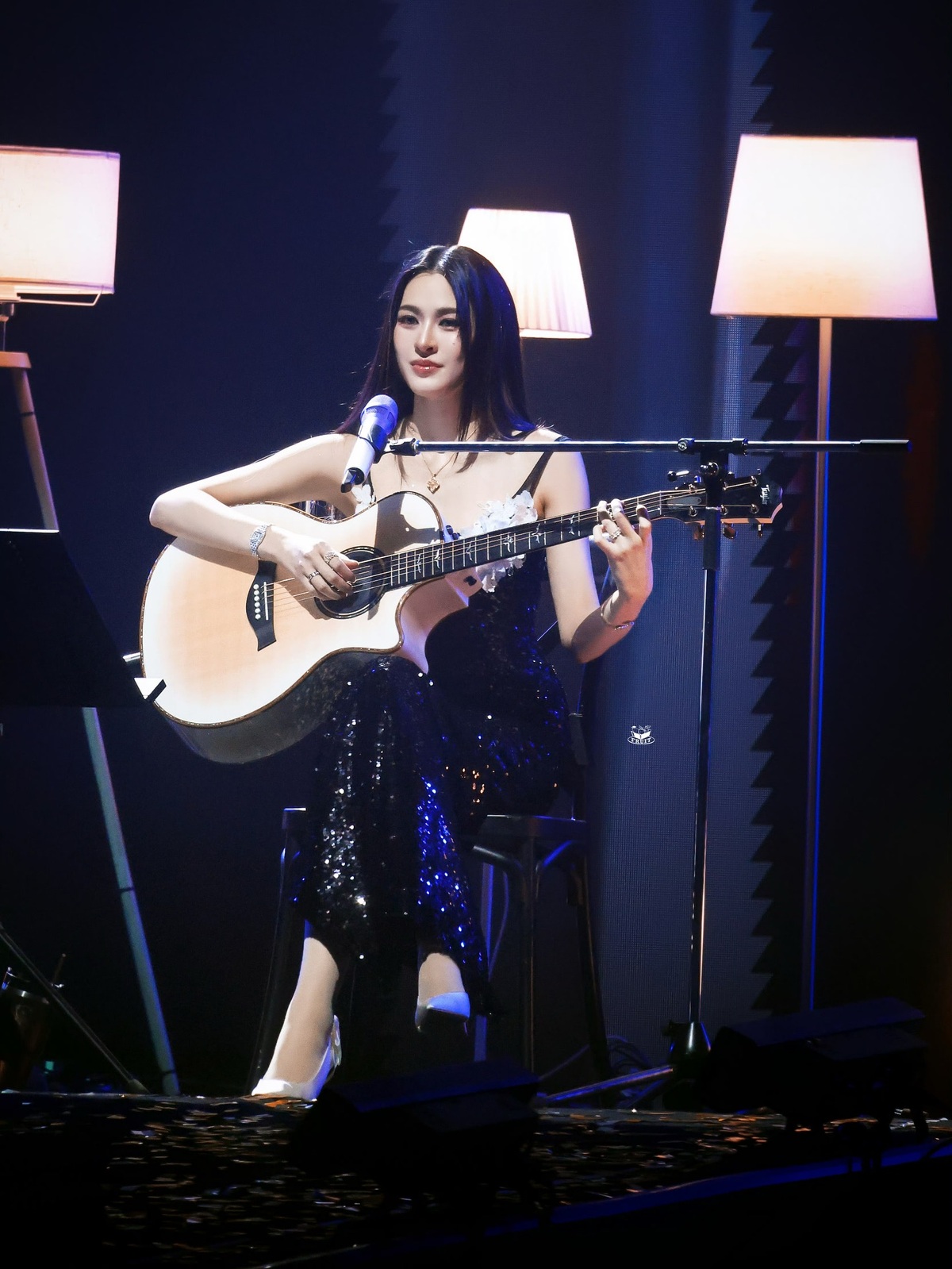 Mỹ nhân Thái diện đầm nhà mốt Việt trong concert ở Bangkok
