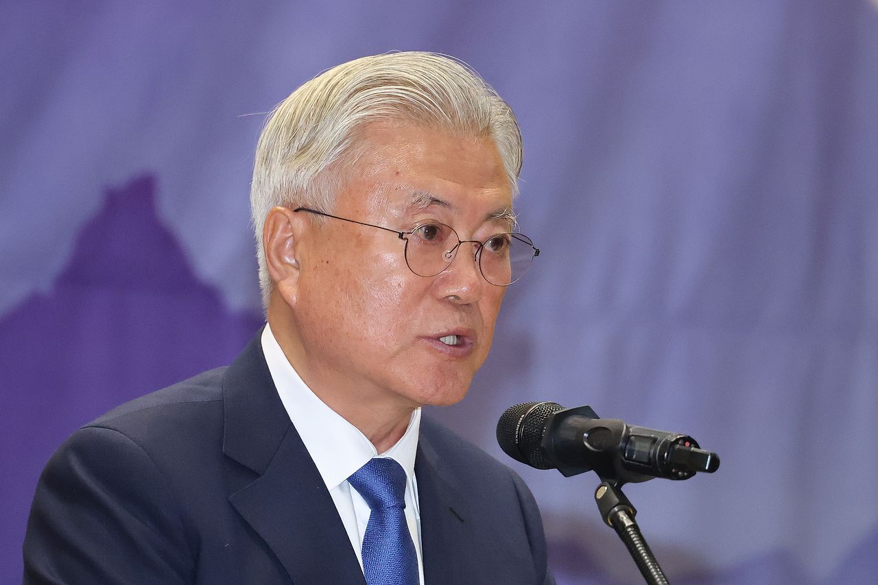 文 ‘뇌물 혐의’ 국민참여재판 내년 1월 11일 시작…증인 18명