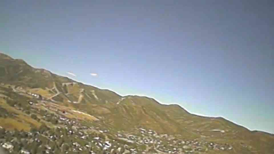 Mini Zephyr FPV flight with smooth aerial maneuvers