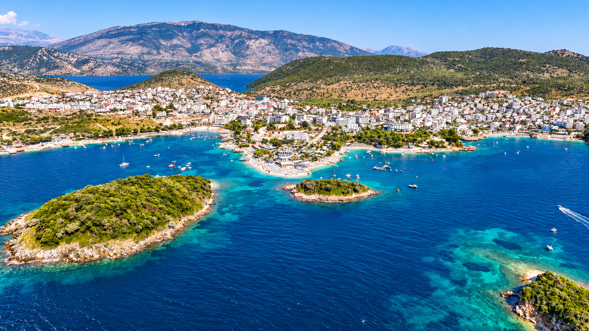 Un pueblo costero rodeado de islas y montañas