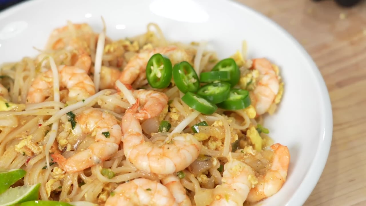 How to make shrimp pad thai in 20 minutes with rice noodles