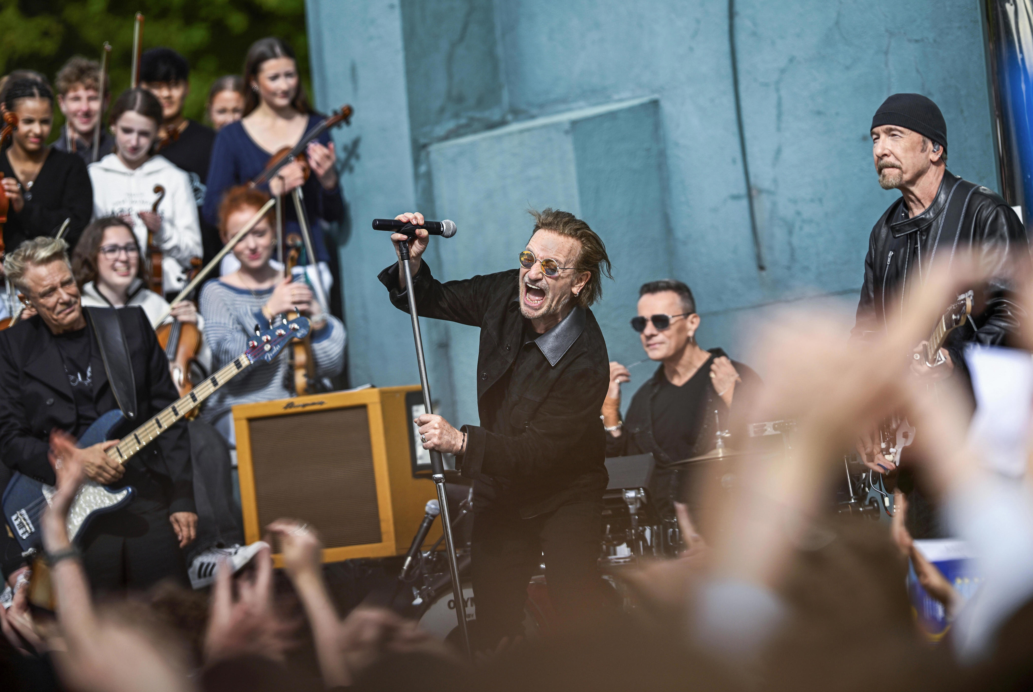 U2 to perform at Thanksgiving Eve halftime show