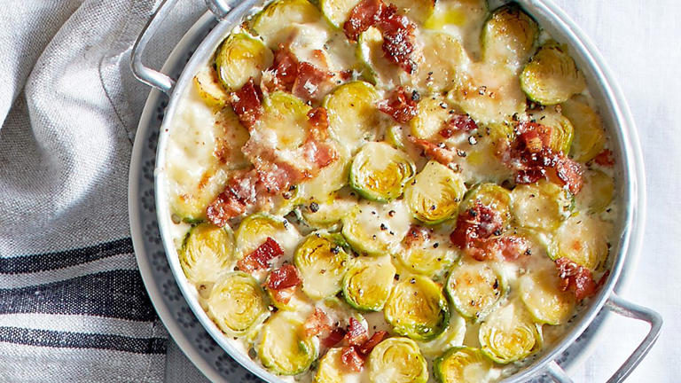 Low carb & extra cremig: Rosenkohl-Auflauf mit Parmesansoße