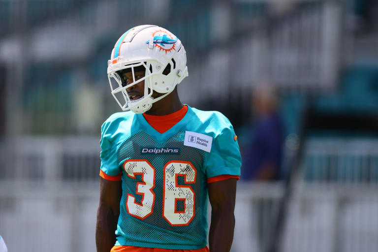 Dolphins to cut CB Storm Duck, K Riley Patterson