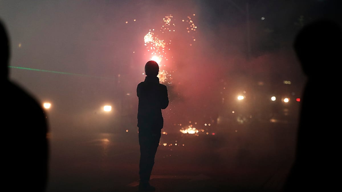 Fuegos artificiales, cócteles molotov y cañones de agua en la escalada ...