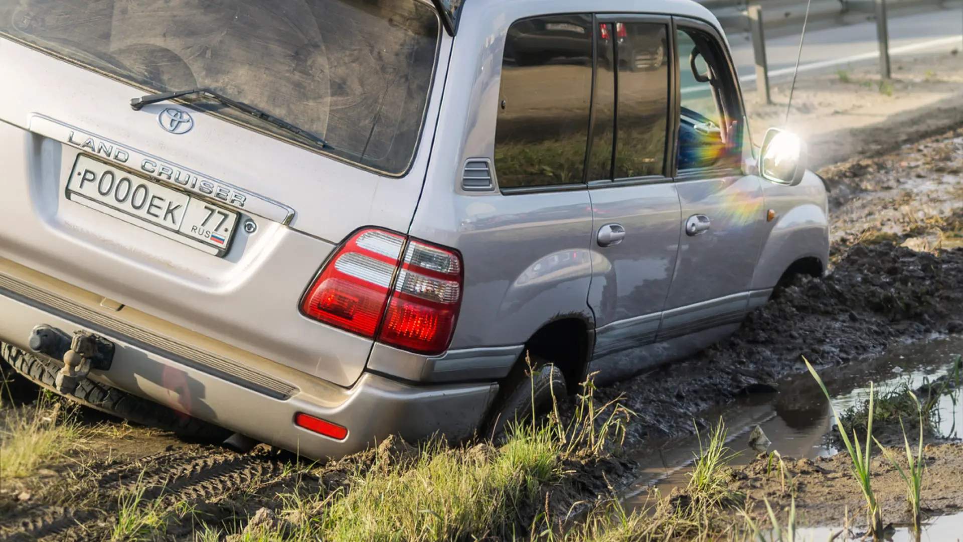 La técnica correcta para desatascar un coche del barro sin la ayuda de ...