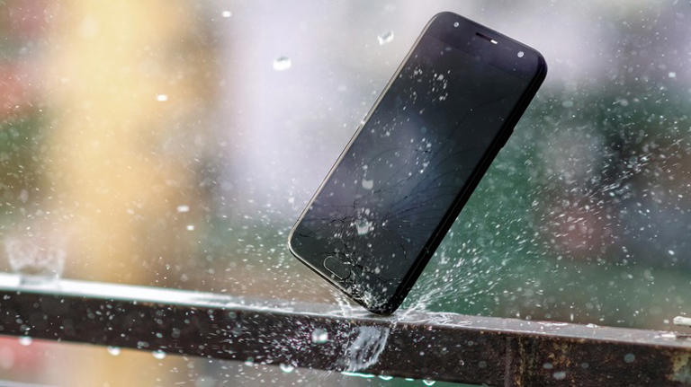 How to remove water from your phone's charging port