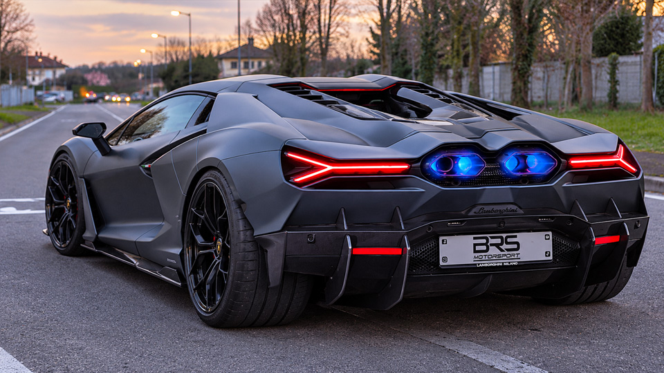 This Lamborghini Revuelto sounds like a racing machine