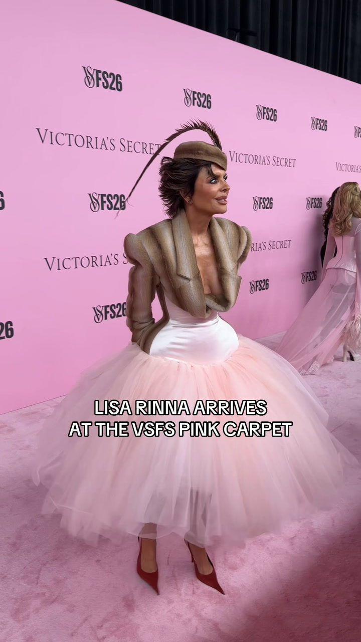 Pink carpet ready: Lisa Rinna arrives in style at VSFS