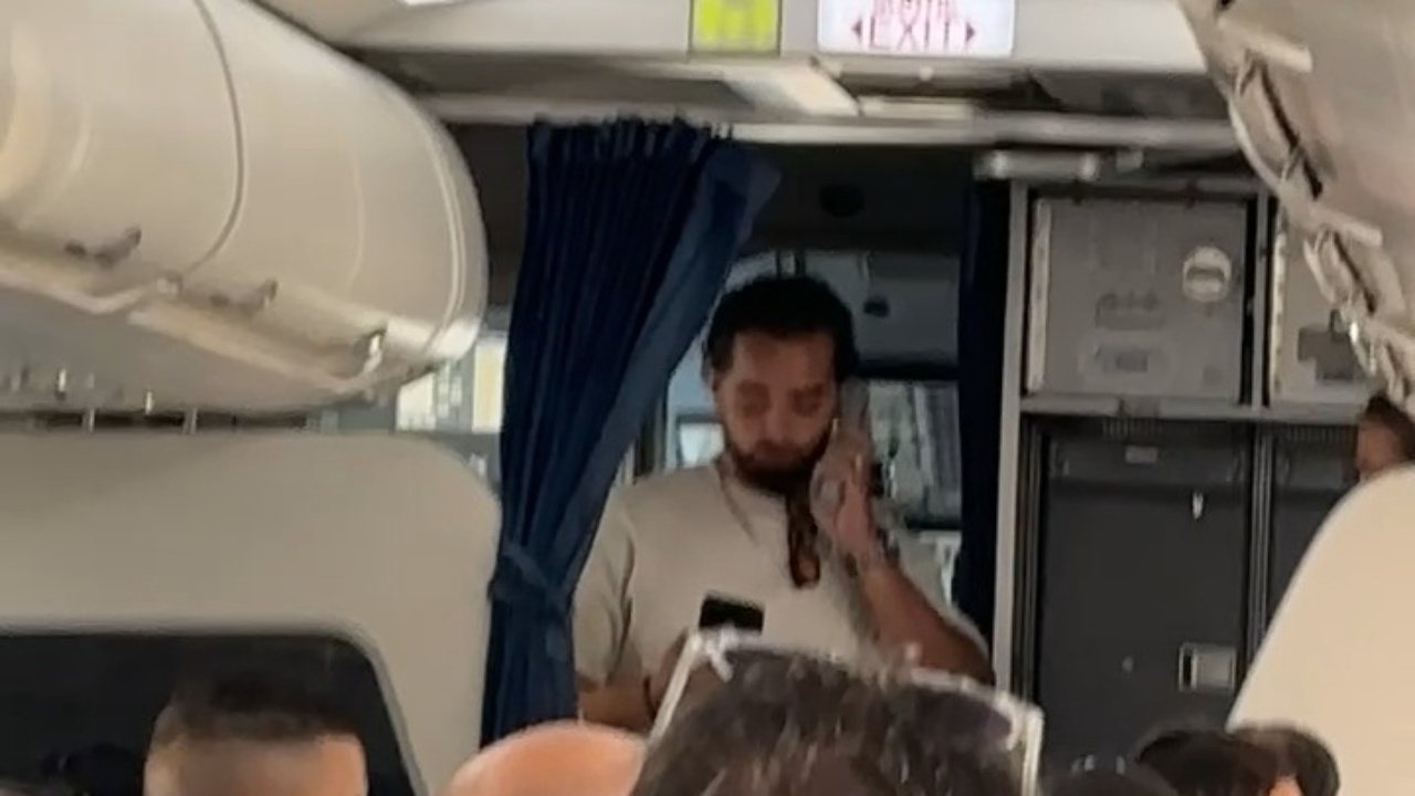 Man Uses Plane Intercom To A Big Announcement To His Mom And Sister