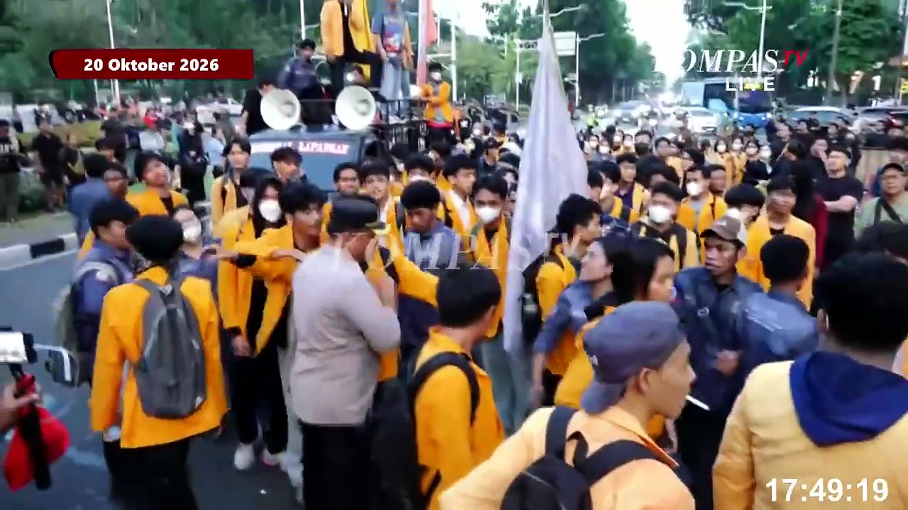 Saling dorong! Mahasiswa dan polisi saat demo di Silang Monas
