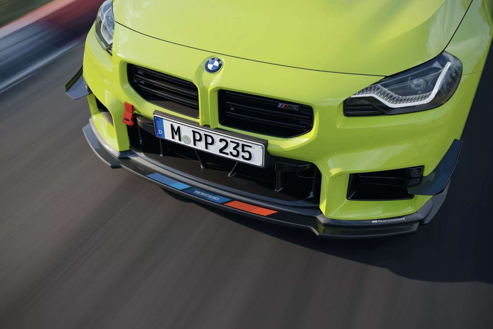 BMW M2 : le splitter avant du kit Track se déploie à la main