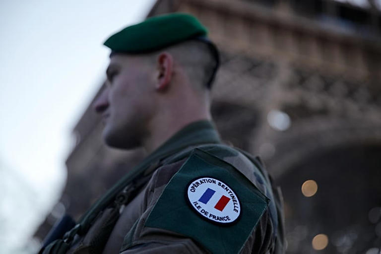 Un soldat de l'opération « Sentinelle » patrouille près de la tour Eiffel ce lundi 30 décembre 2019 à Paris. (Photo AP/Christophe Ena)