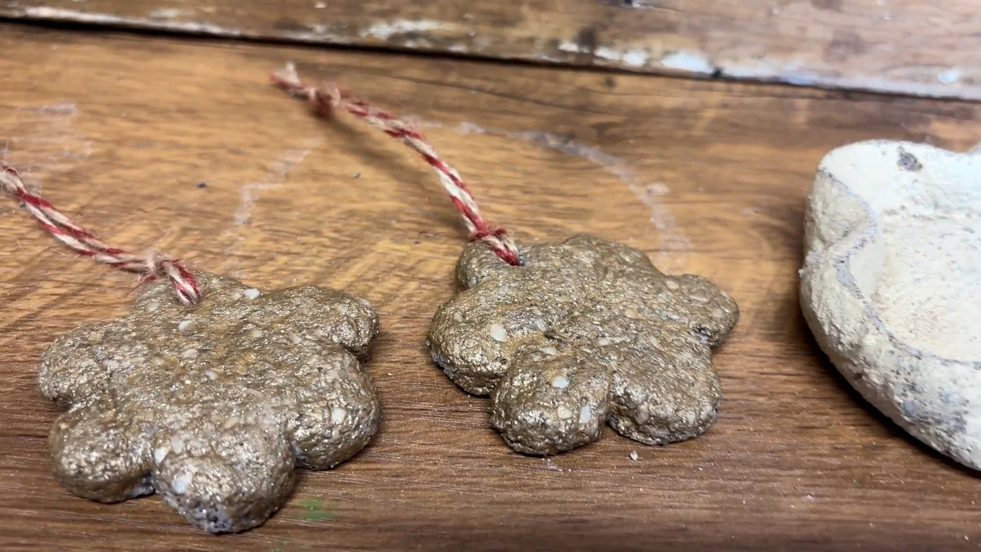 I made rustic ornaments and dishes with coffee-ground clay