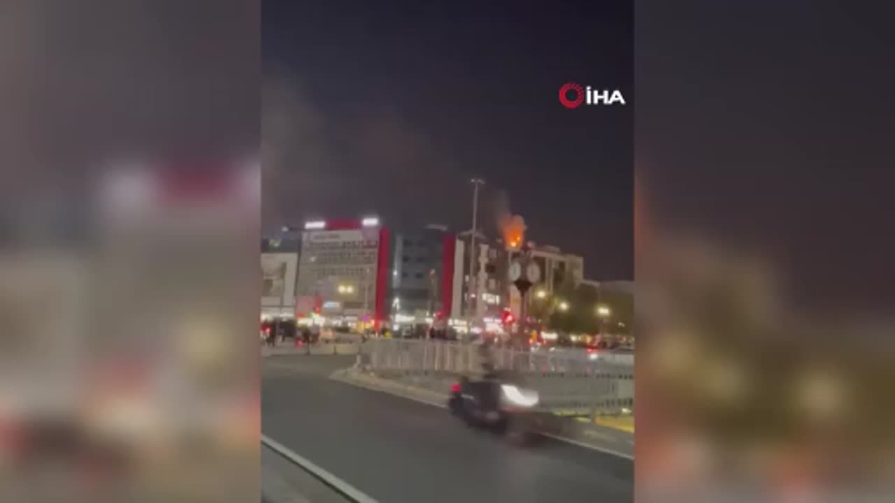 Gaziosmanpaşa'da AVM çatısında bilinmeyen nedenle çıkan yangın söndürüldü