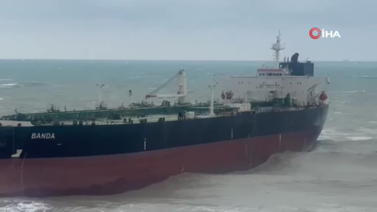 İstanbul Sarıyer açıklarında karaya oturan 238 metrelik BANDA tankeri ...