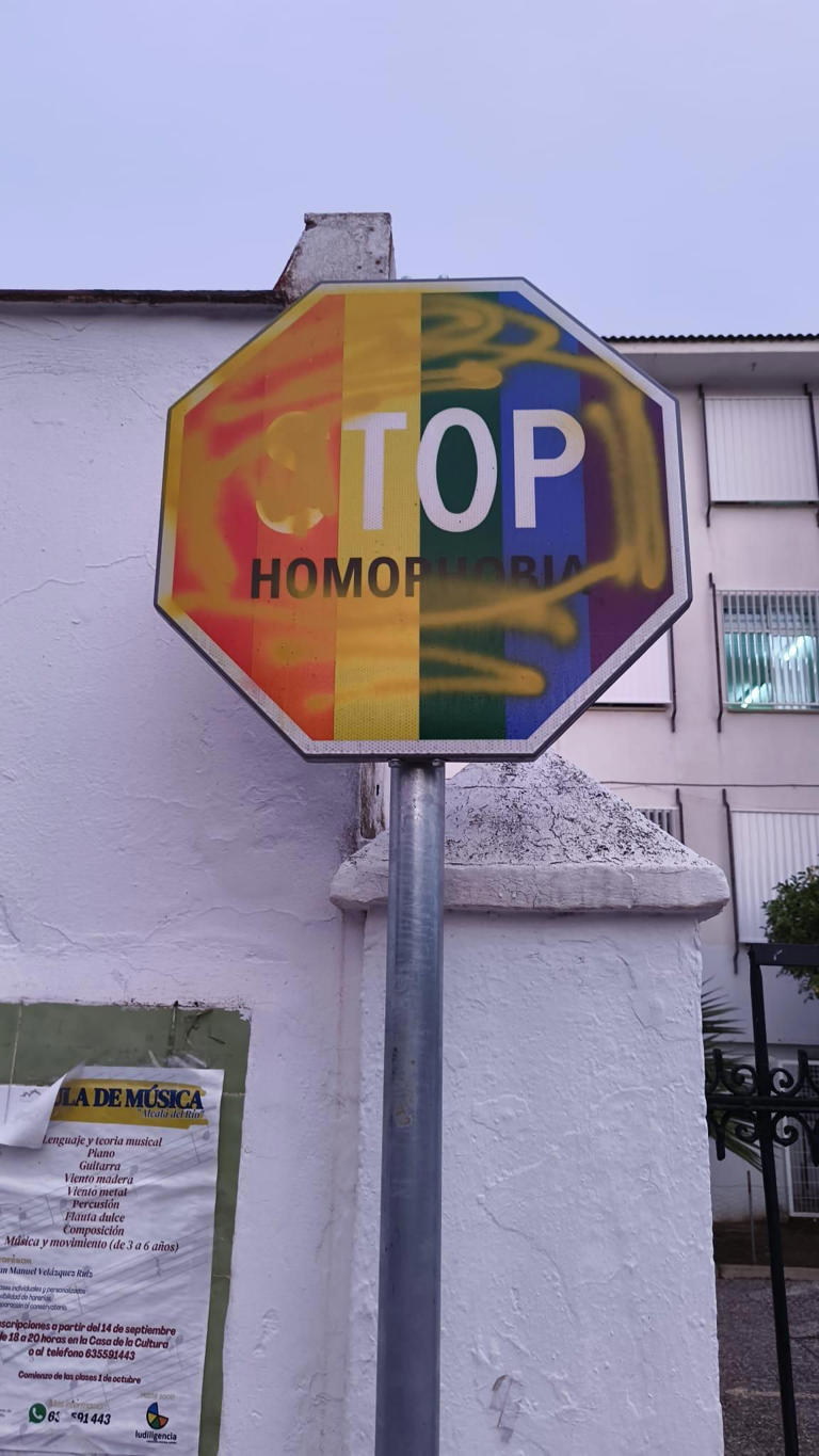 Zona nazi: varios murales de Alcalá del Río, en Sevilla, aparecen ...
