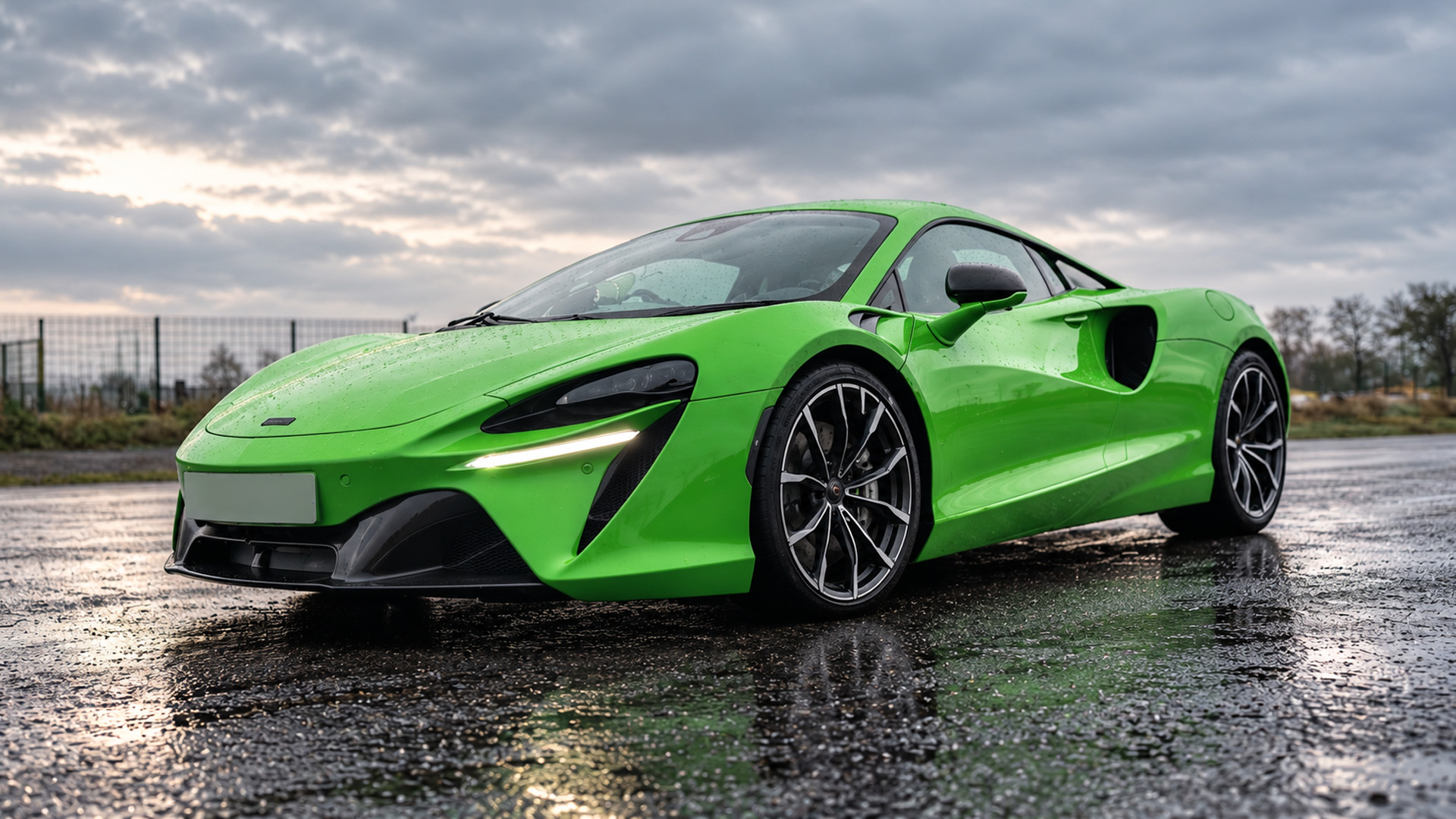Can Izzy Hammond handle a 700HP McLaren on a wet track?