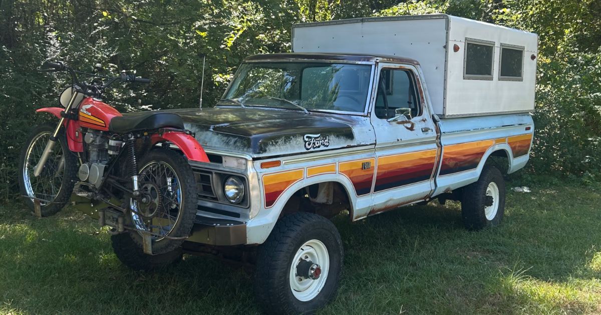 Avec sa Honda XL125 sur le pare-chocs, ce Ford F-250 de camping arrive ...