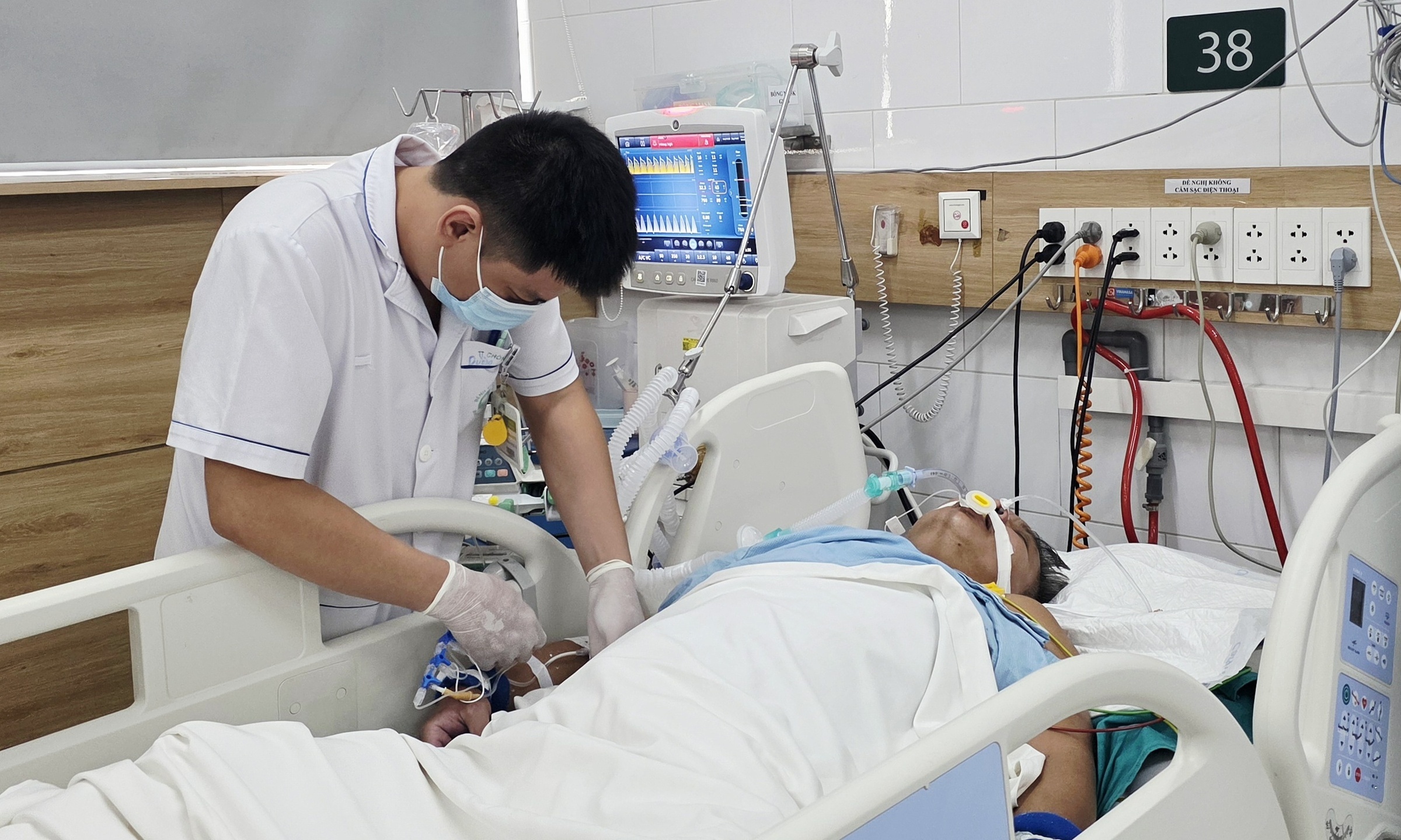 8 nạn nhân ngộ độc khí clo bị tổn thương phổi