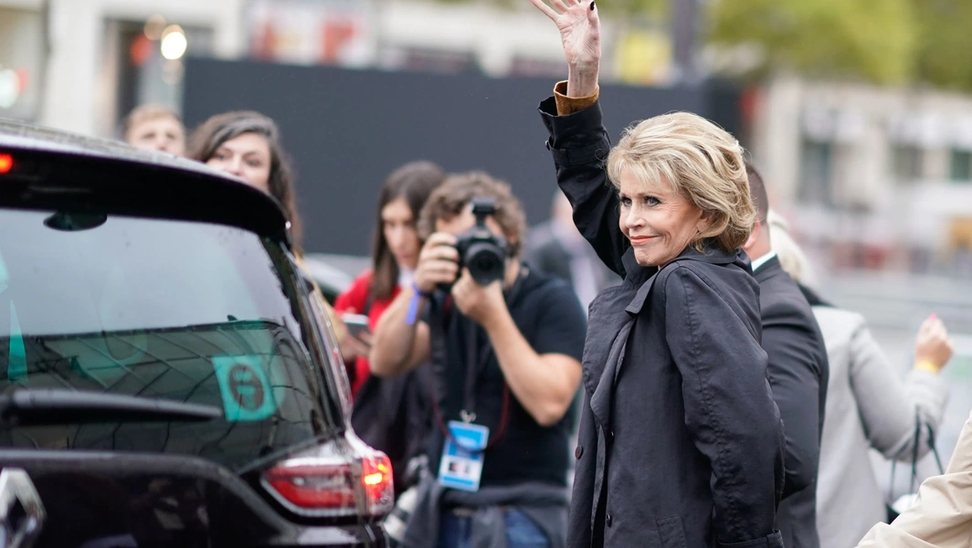 Jane Fonda’s tailored trousers spark fall-to-winter style buzz