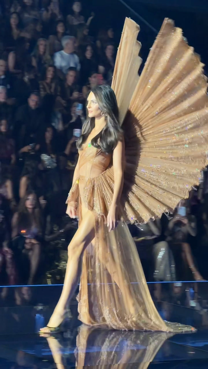 Golden goddess on the runway!