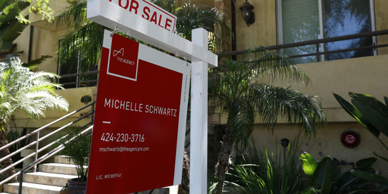 Pending home sales sink to 25-year low as buyers flee high mortgage rates