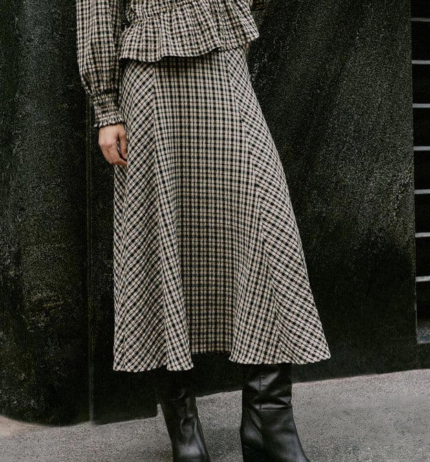 Zara tiene las 8 faldas midi lisas y estampadas para llevar a la ...